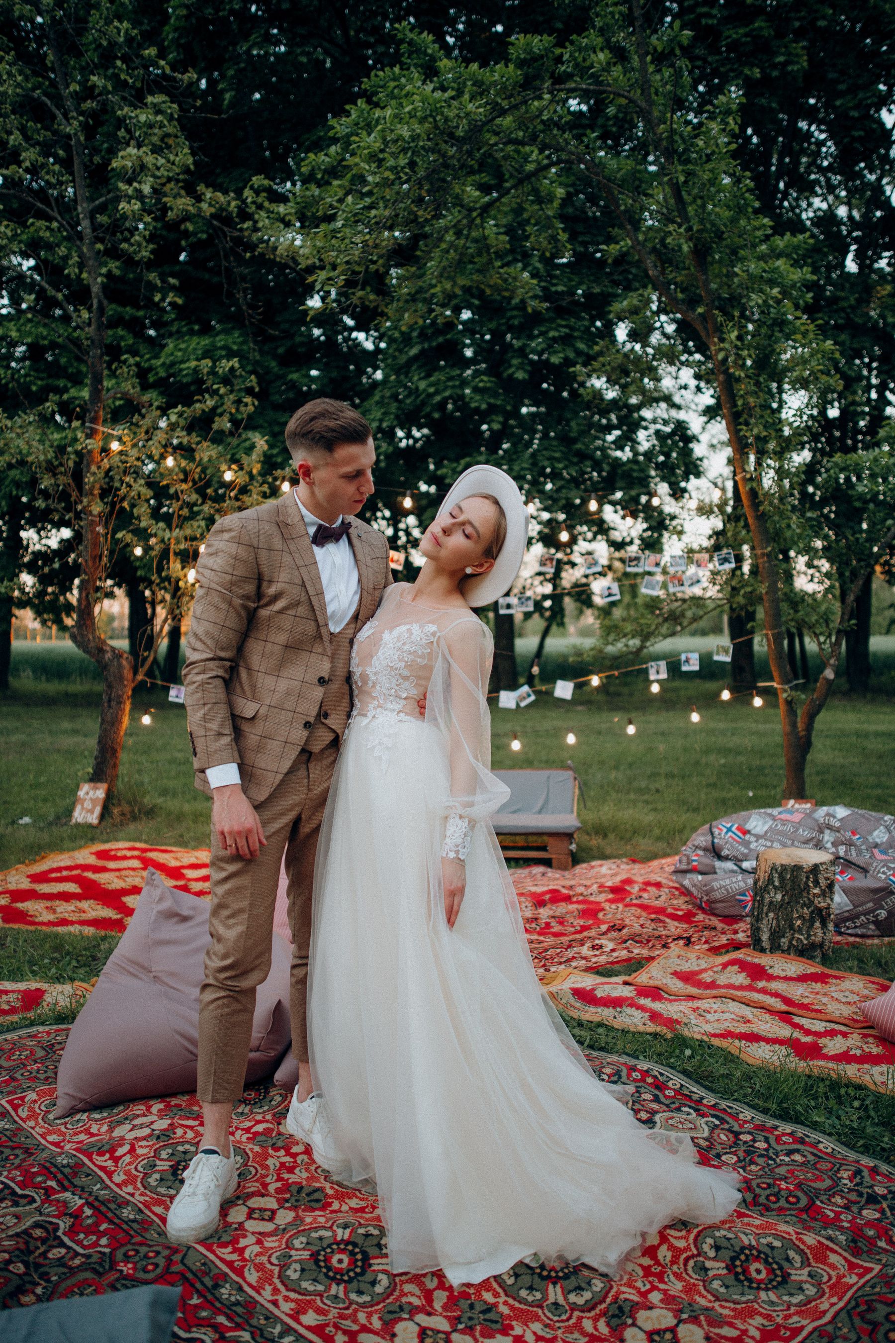 Recién casados compartiendo un momento en un jardín